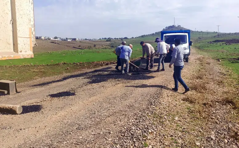 Çermik halkı bozuk yollarını kendi imkanlarıyla onardı