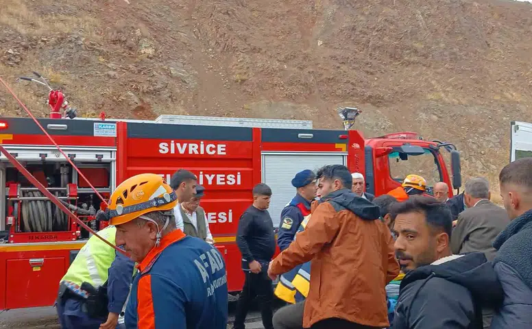 Elazığ yolunda hayvan taşıyan tır devrildi