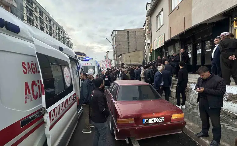 Yüksekova sokaklarında taşlı sopalı kavga sonucu dört kişi yaralandı