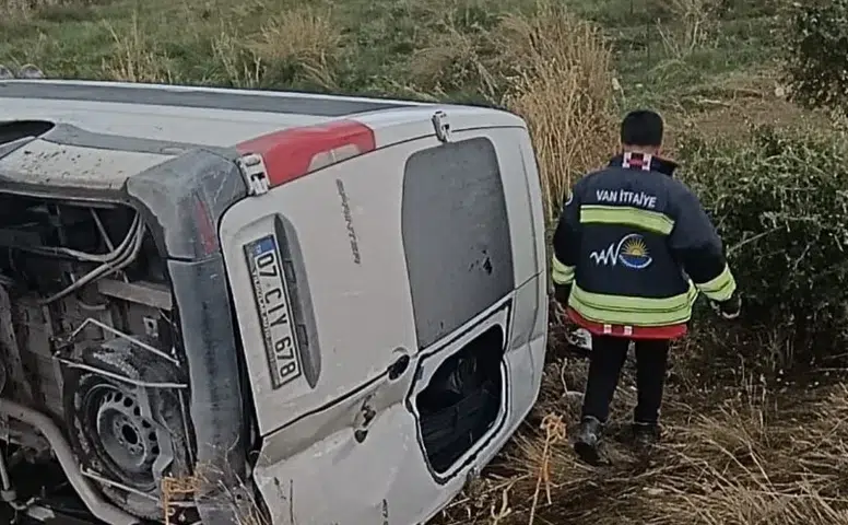 Van Gevaş yolunda minibüs devrildi 6 kişi yaralandı