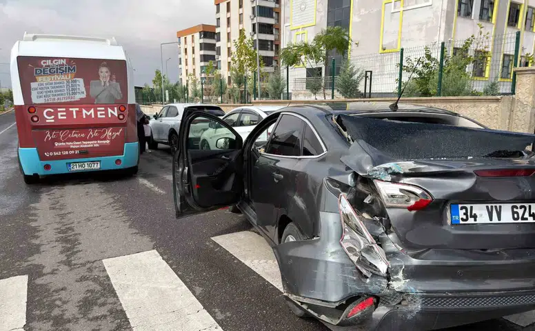 Diyarbakır'da halk otobüsü ve otomobil çarpıştı