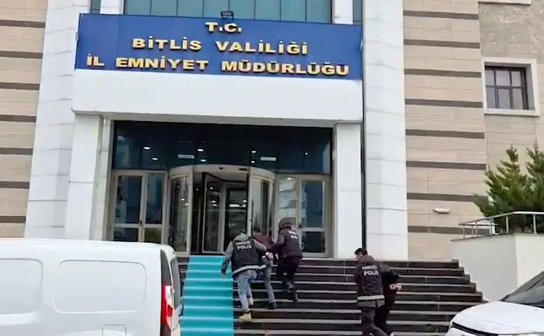 Bitlis Tatvan girişinde durdurulan araçtan kilolarca uyuşturucu çıktı