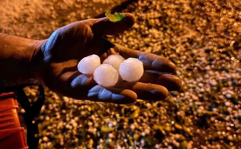 Elazığ'da ceviz büyüklüğünde dolu yağışı hayatı durdurdu