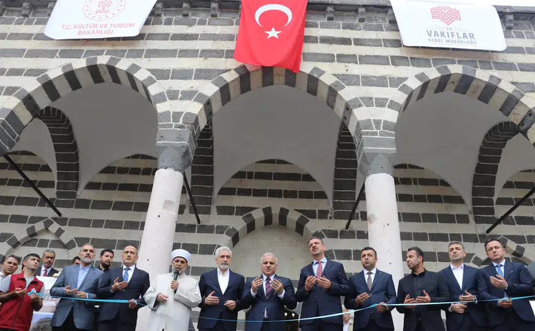 Depremde hasar gören 6 tarihi cami yeniden ibadete açıldı