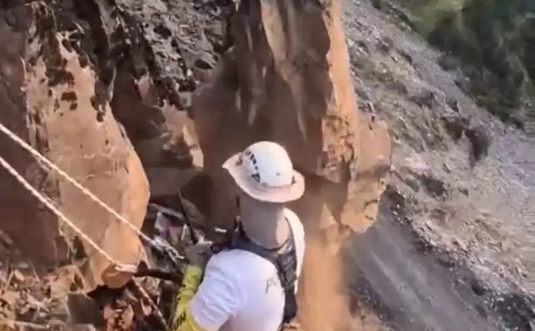 Şırnak'ta yolları güvenli hale getirmek için dev kayalar kontrollü şekilde düşürülüyor