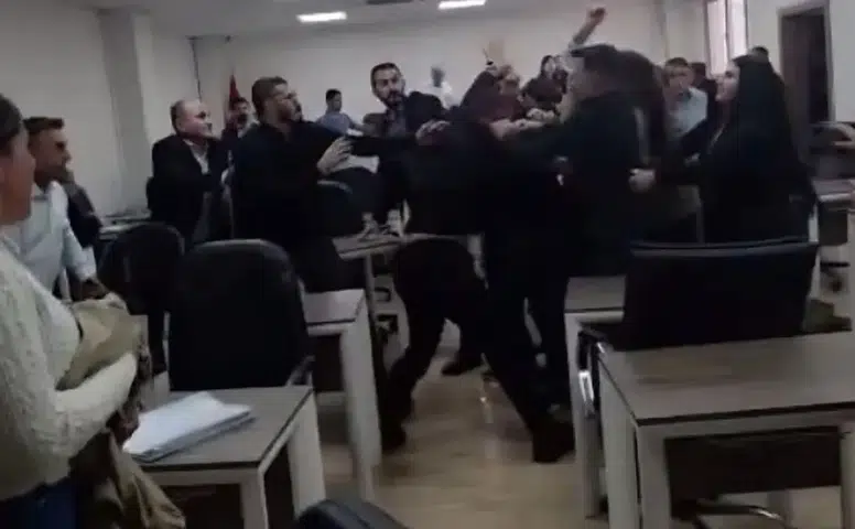 Silopi Belediyesi meclis toplantısında su fırlatmalı kavga çıktı