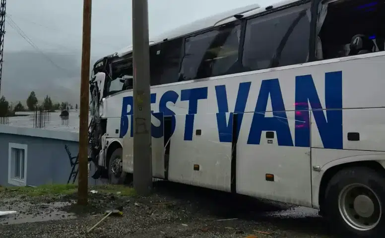 Şırnak Uludere'de yolcu otobüsü ile TIR çarpıştı: 1 ölü, 14 yaralı