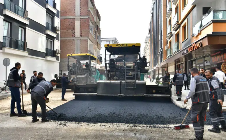 Diyarbakır Bismil'de hummalı çalışma: Cadde yenileniyor, 6 bin metrekareye asfalt seriliyor