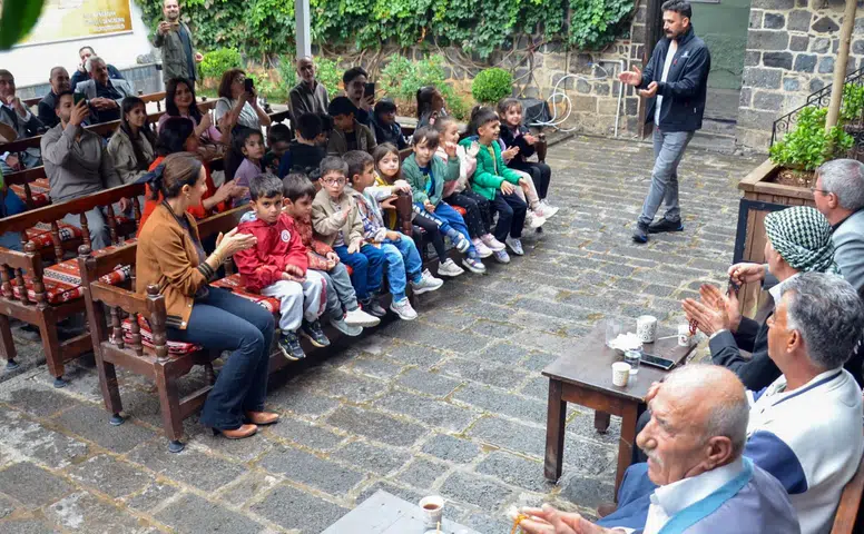 Diyarbakır'da çocuklara kültürel ziyafet: Dengbejlerle buluştular, sanat dolu bir gün geçirdiler