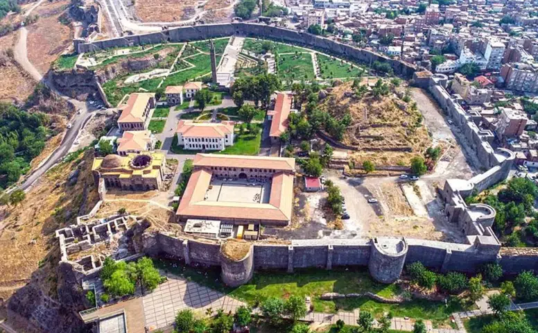 Diyarbakır sokakları sete dönüşecek: Canan Tan'ın sevilen romanı ekrana taşınıyor