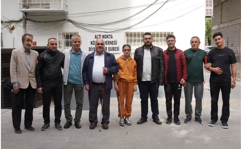 Diyarbakır'da 15 Ekim'e özel dayanışma ziyareti: Engellilere beyaz bastonlar hediye edildi