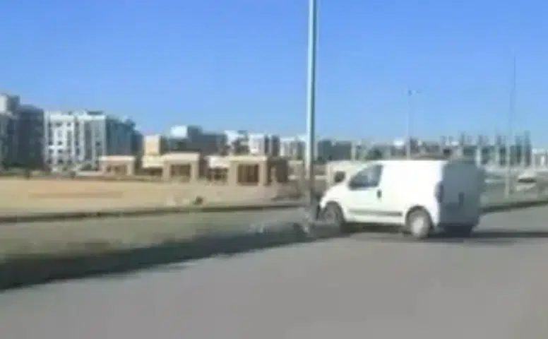 Bağlar ilçesinde kontrolden çıkan araç refüje çarparak durabildi