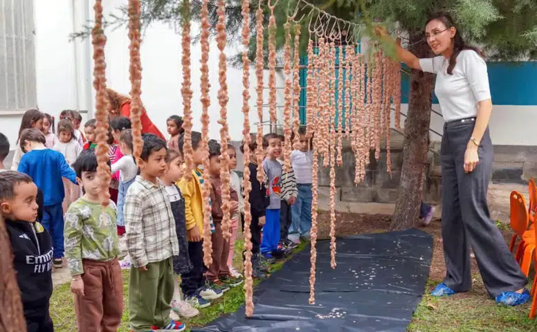 Diyarbakır'da çocuklar geleneksel üretimi uygulamalı öğrendi: Bağbozumu ve bulamaç etkinliği