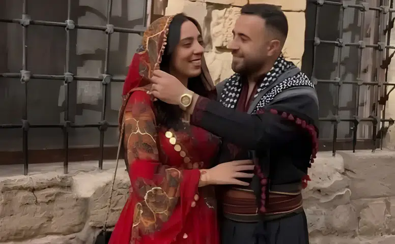 Amedsporlu Dia Saba ve eşi Narmin Saba, Mardin'de yöresel Kürt kıyafetleriyle poz verdi