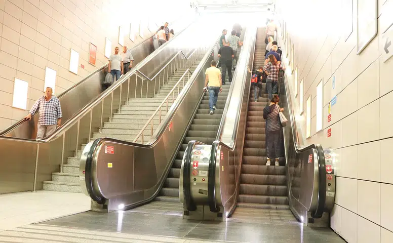 Mardin’de AVM kabusu: Yürüyen merdivene sıkışan 3 yaşındaki çocuğun parmağı koptu