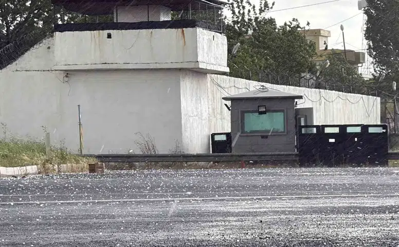 Diyarbakır aniden bastıran doluyla beyaza büründü