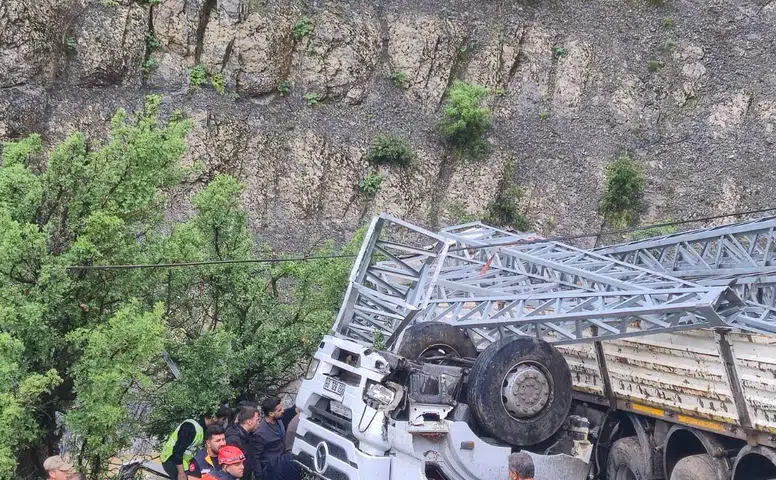 Şırnak yolunda feci kaza Kamyon şoförü hayatını kaybetti