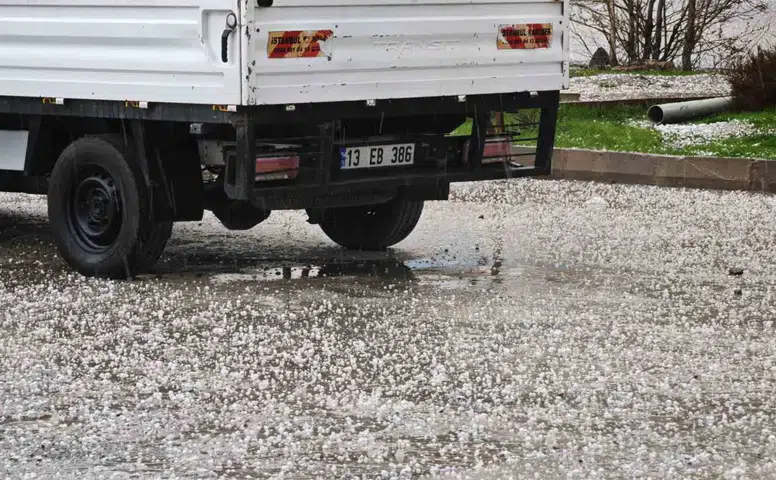 Bitlis’te dolu yağışı trafiği durma noktasına getirdi