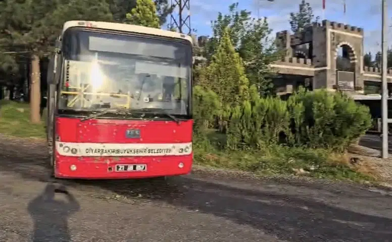 Diyarbakır'da yolcu otobüsü faciadan döndü