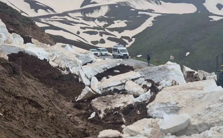 Muşta kapanan dağ yolu yeniden ulaşıma açıldı