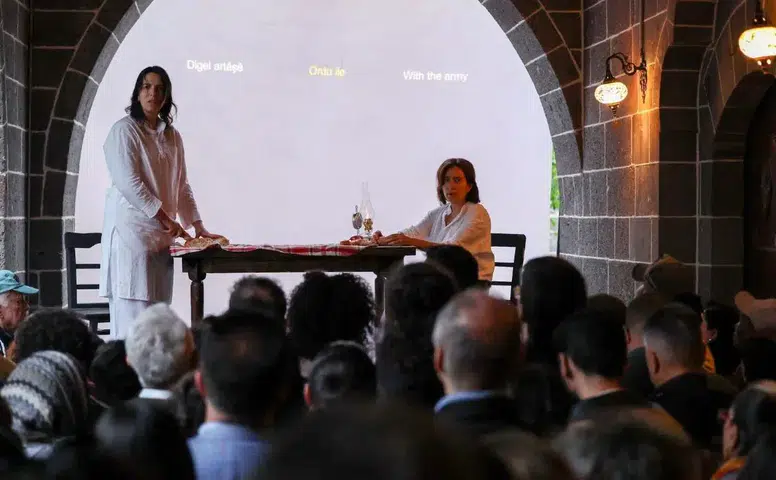 Tarihi kilisede Antigone rüzgarı: İtalyan tiyatrocular Amed’de vicdanın sesini yükseltti