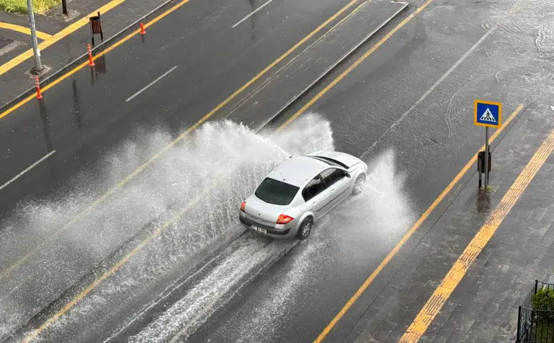 Diyarbakır'da aniden bastıran dolu ve sağanak trafiği kilitledi