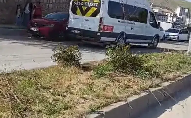 Elazığ’da öğrenci servisi trafiği hiçe saydı