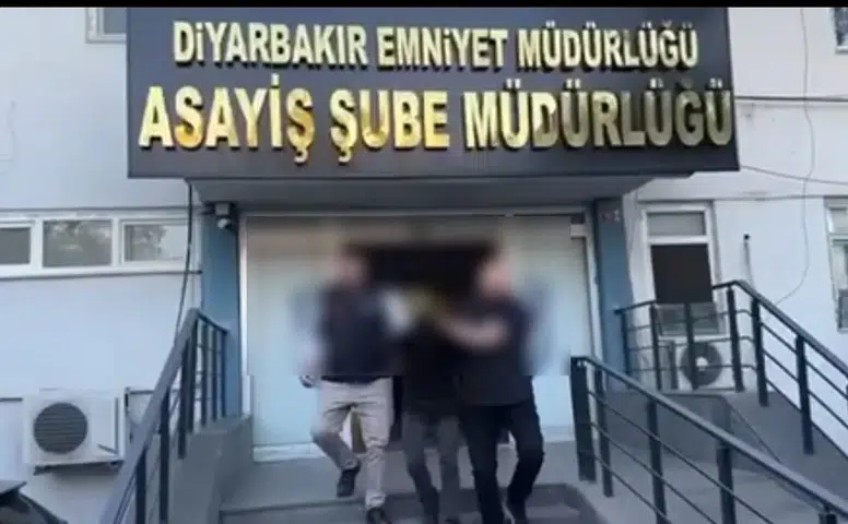 Diyarbakırda iş yerlerine ve banka ATM'sine ateş açan saldırganlar yakalandı