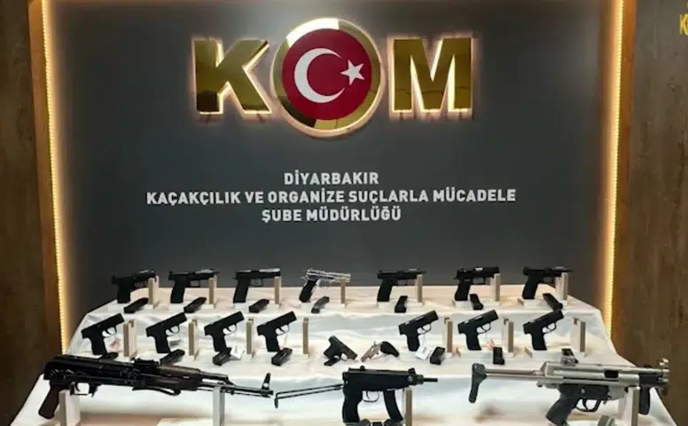 Diyarbakır polisinden operasyon Otomobilin gizli bölmesinden cephanelik çıktı