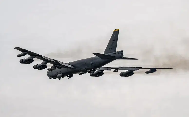 Göklerdeki dev sessizliğe gömüldü: ABD'nin efsanevi B-52 bombardıman uçağı düştü