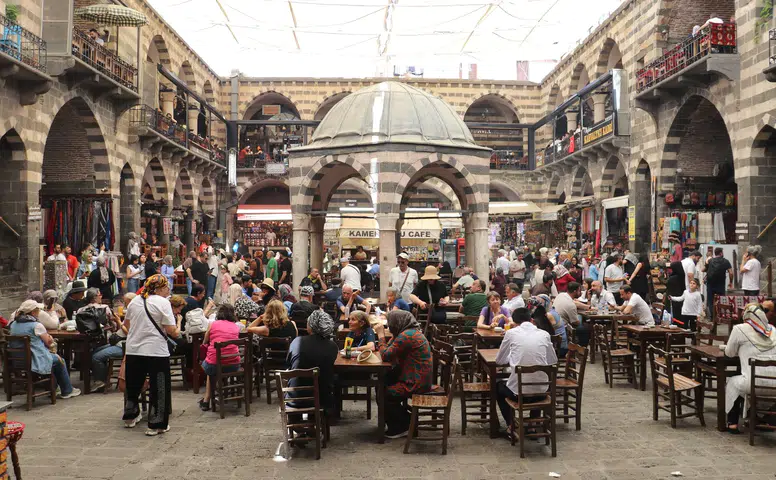 Diyarbakır sokakları turistlerle doldu esnafın yüzü güldü