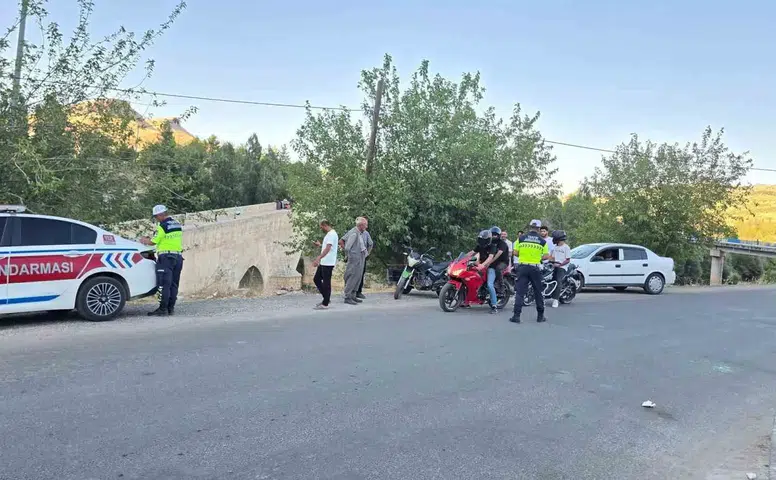 Diyarbakır Çermik yolunda jandarma ekipleri sürücüleri durdurdu