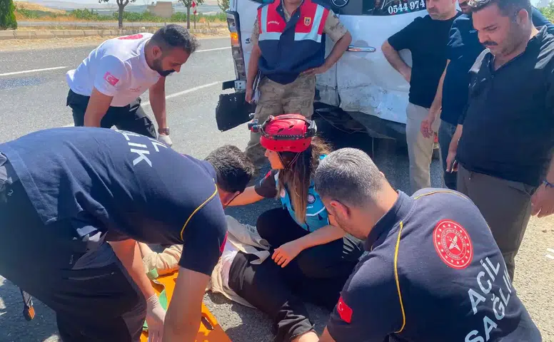 Şanlıurfa yolunda trafik kazası 12 kişiyi hastanelik etti