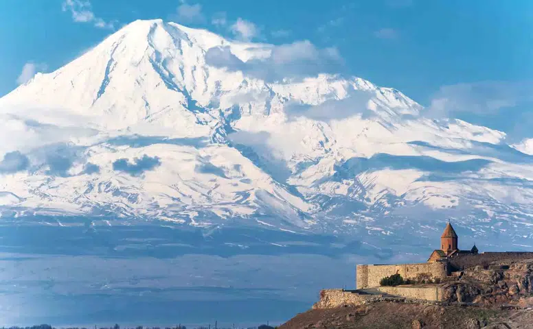 Ağrı, doğa ve sağlık turizmiyle yıl boyu ziyaretçi çekiyor. Bölge, sunduğu tarihi ve doğal güzelliklerle turistlerin uğrak noktası haline geldi.