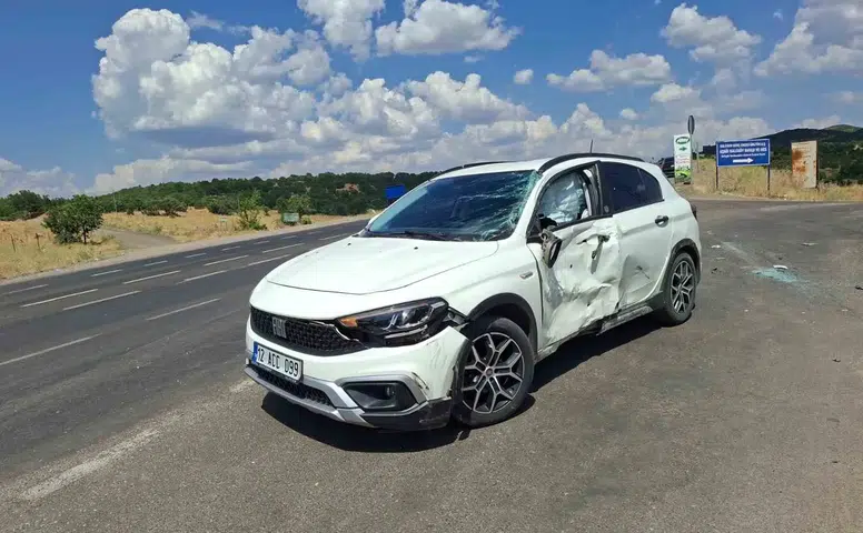 Bingöl yolunda tır ve otomobilin karıştığı kazada iki kişi yaralandı