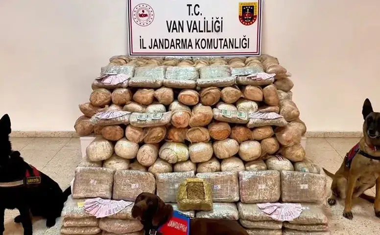 Van jandarmasından tır operasyonu ile büyük miktarda uyuşturucu yakalaması