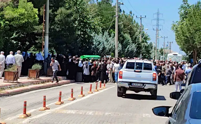 Batman mezarlık saldırısında can veren üç kişi son yolculuğuna uğurlandı