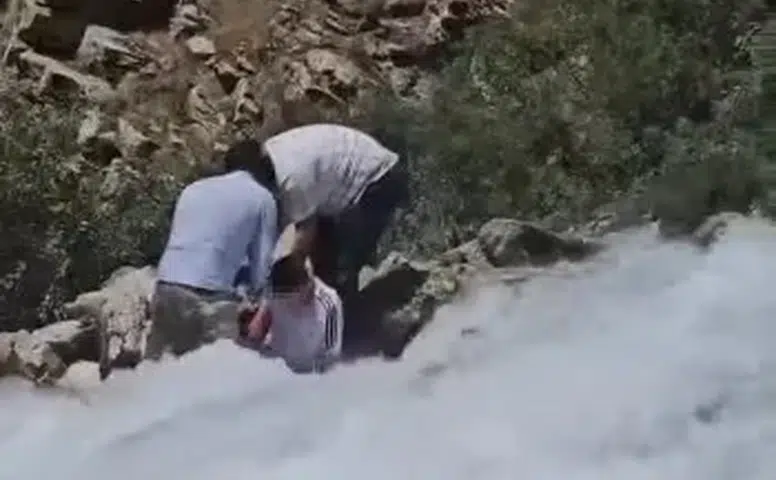 Kanispi Şelalesi'nde suya düşen çocuğu çevredeki vatandaşlar son anda kurtardı
