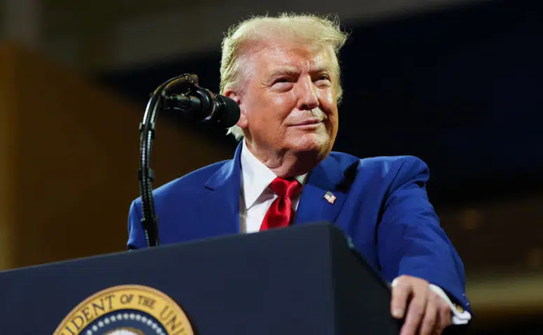 Trump'tan şaşırtan çıkış: 2028 için kolları sıvadı, sahneye şapkasıyla çıktı