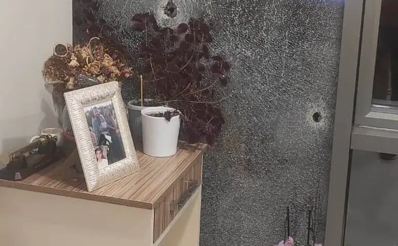 Kayapınar ilçesinde bulunan özel bir hastaneye gece saatlerinde silahlı saldırı yapıldı