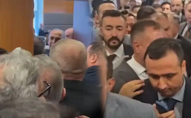 Meclis'te kanun mesaisi kaosa dönüştü: Komisyon kapısında izdiham ve arbede