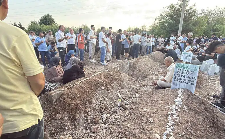 Lice yolundaki acı kazada hayatını kaybeden 7 kişi toprağa verildi