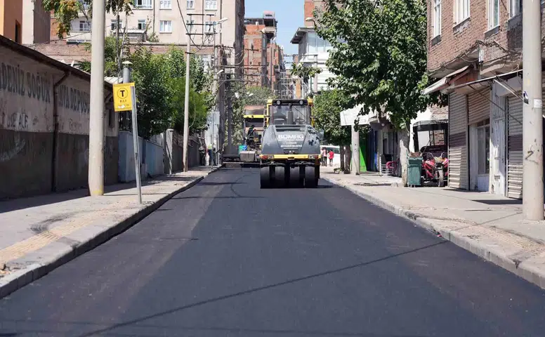 Diyarbakır'da iki cadde sıcak asfaltla kaplandı, esnaf rahatladı