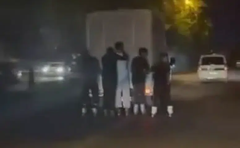 Diyarbakır sokaklarında seyir halindeki pikaba tutunan gençlerin yürekleri ağza getiren tehlikeli yolculuğu