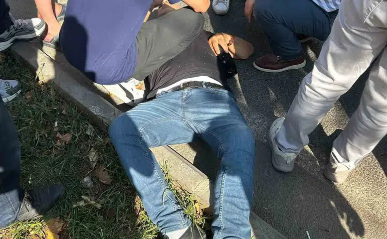 Kayapınar'da yolun karşısına geçerken motosikletin çarptığı yaya hastaneye kaldırıldı