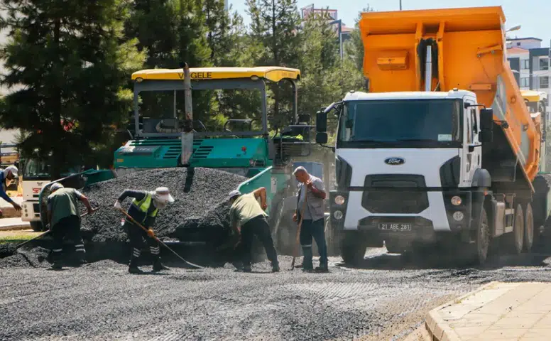 Diyarbakır’da asfalt seferberliği: Kayapınar’ın 6 ana arterine 42 bin tonluk dev dokunuş
