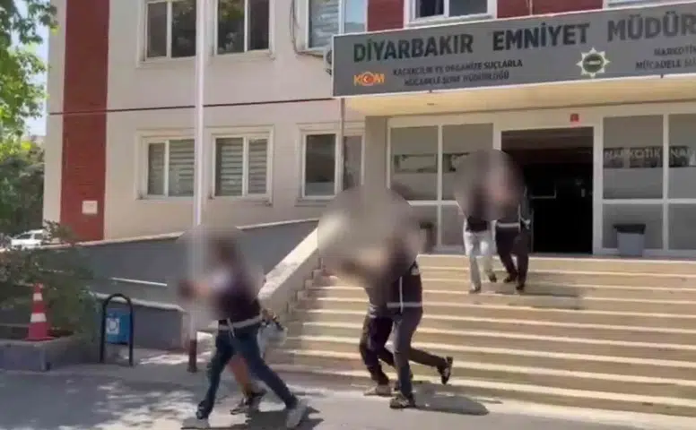 Sur'da el bombasıyla yakalanan 4 şüpheli cezaevine gönderildi