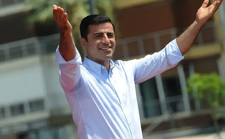 Siyasetin gündeminde yeni dönem: Çerçeve yasa teklifi Meclis'e sunuldu