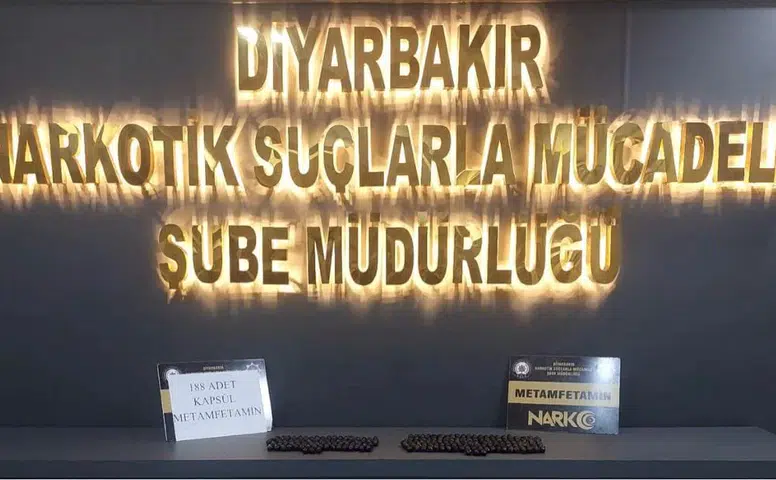 Mideye gizlenen metamfetamin operasyonunda iki şüpheli tutuklandı