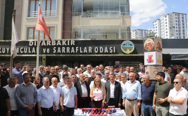 Diyarbakırda kuyumcu esnafından silahlı saldırıya karşı kepenk kapatma eylemi